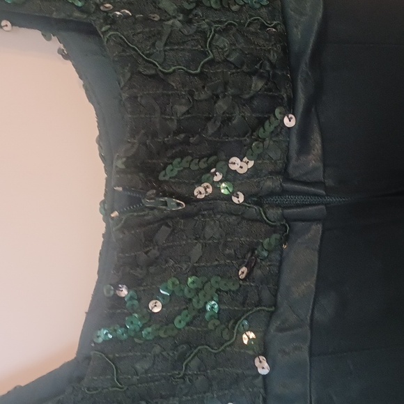 Size 6 sequined emerald green cocktail dress - Picture 3 of 3
